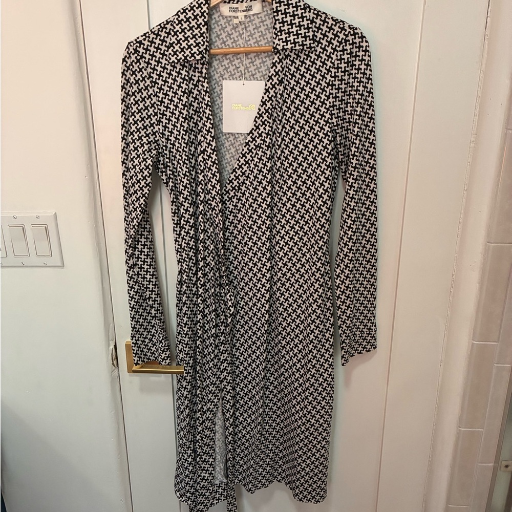 Diane Von Furstenberg Black and White Long Sleeve Wrap Dress - Picture 4 of 6